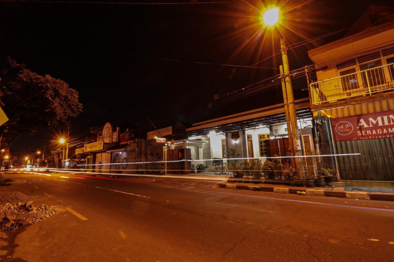 Griya Suryo Wijilan Hotel Yogyakarta Ngoại thất bức ảnh